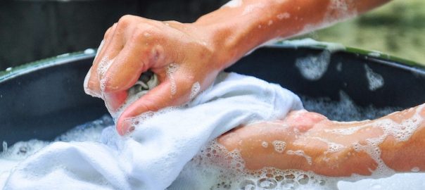 Mencuci Baju Dengan Tangan